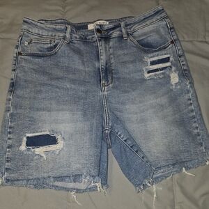 JUDY BLUE Light Wash Distressed Denim Shorts